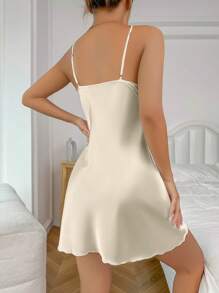 SilkySpell Robe de nuit d'été en satin à ourlet fendu avec patchwork en dentelle de couleur unie