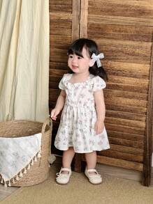 SHEIN Babygirl 夏季白色田园风公主裙，以纯白色为底色，方领与小泡泡袖的设计融合了甜美可爱的元素和风格，满满的印花花朵图案栩栩如生，仿佛美丽的花海穿在身上，适合周岁典礼、婚礼、派对、沙滩、公园等，仿佛童话故事里的小公主 - 白色 - 查看 8