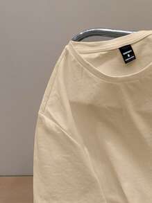 Manfinity Joysei 2 件男士休闲马术人物轮廓印花贴身露肩针织卡其色短袖 T 恤和黑色梭织短裤套装，适合送给男朋友的礼物，舒适的服装 - 彩色 - 查看 6