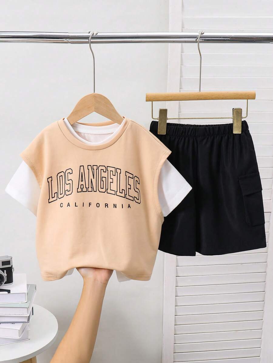 Ensemble de 3 pièces jeune garçon style sport décontracté preppy mignon. Comprend : un sweat-shirt à capuche sans manches oversize avec graphique anglais, un t-shirt oversize à manches courtes col rond, et un short. Convient pour le port quotidien, l'école, les voyages, les sports, le printemps et l'été. - Nude - Voir 1