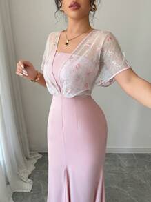 Rafferiza Vestido de manga corta con cuello en V para el verano con detalles en contraste de malla y bordados, ajuste delgado para ropa de resort