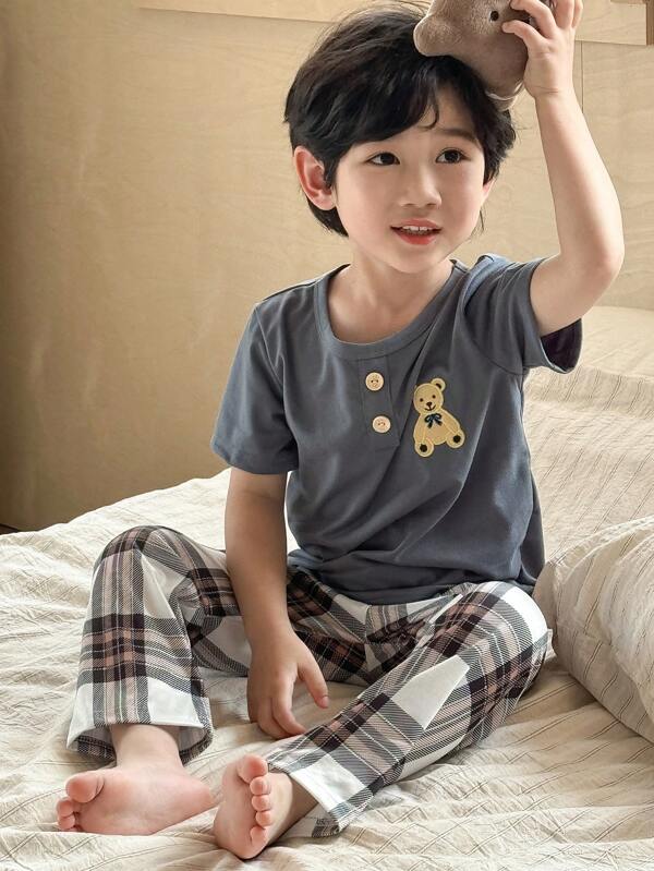 SHEIN Genkimix Kids مجموعة ملابس علوية كاجوال قصير الأكمام برسوم الدب وشورت كاروهات لجميع الأطفال الرضع , ملابس منزلية