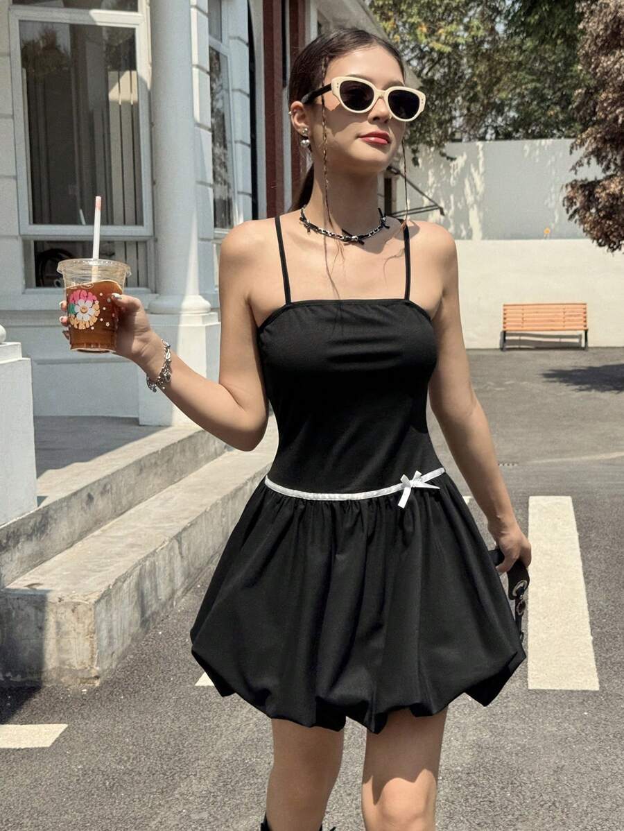SHEIN Teen Girls' Fitted Casual Minimalist Comfortable Cami Dress With Contrast Strap Decor - Black - View 1