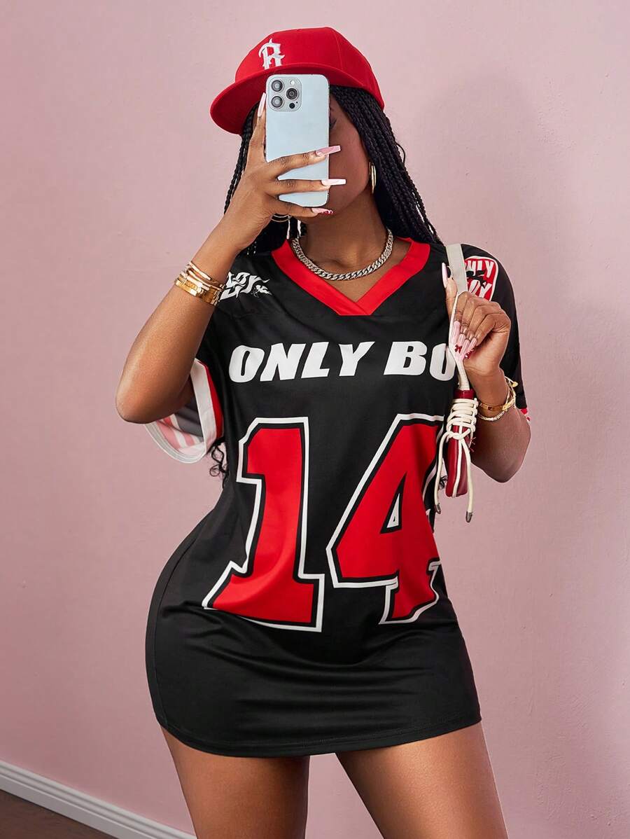 Slaydiva 2025新款音乐节运动街头春夏休闲街头V领露肩短袖14口号LogoONLY BABY图案黑底红条纹全身印花宽松针织面料女装小连衣裙 - 黑色 - 查看 1