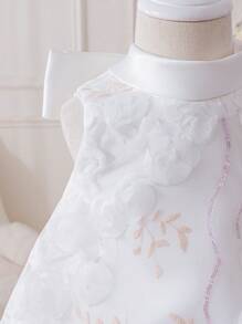 SHEIN Glamorique Kids Abito da damigella bianco da sposa con fiori bianchi 3D ricamati per bambine, abito a sacco con colletto in raso e fiocco grande, elegante outfit da festa per bambine