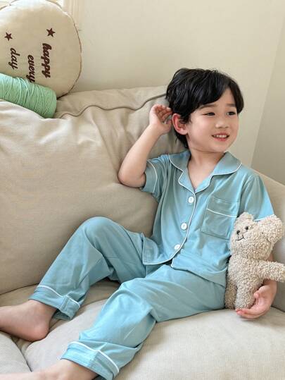 Set de 2 piezas de camisa de manga corta y pantalones cortos de color azul liso casual para niño pequeño, conjunto cómodo para usar en casa