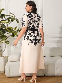 SHEIN Clasi Kontrastarben bedruckter Gürtel im Taillenbereich für kurvige Frauen mit Hemdkleid, Apricot-farbener Hintergrund mit schwarzem Muster, Sommeroutfit - Aprikosenfarben - Übersicht 2