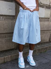 PAVTROS 男士街头运动风，灵感源自 INS，采用高街蓝色学院风竖条纹超宽松百慕大短裤设计。适合音乐节和日常穿着，是送给男朋友或老公的绝佳礼物。完美契合街头潮流和 Y2K 美学。男士夏季休闲条纹抽绳腰阔腿短裤、Y2K 男士服装、男士超大短裤、男士街头短裤、运动短裤、街头短裤、宽松短裤