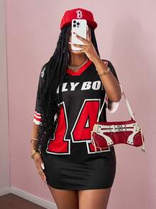Slaydiva 2025新款音乐节运动街头春夏休闲街头V领露肩短袖14口号LogoONLY BABY图案黑底红条纹全身印花宽松针织面料女装小连衣裙 - 黑色 - 查看 7