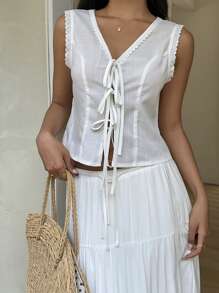 Sunnyshic 女士夏季假日休闲蕾丝拼布系带蝴蝶结 V 领无袖衬衫 - 白色 - 查看 6