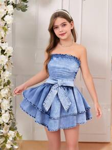 SHEIN Dziewczyny na lato Jednolity kolor Lekkie pranie Plisowana talia Wiązanie Podwójna warstwa Falbana na dole Bez ramiączek Elegancka sukienka dżinsowa z falbaniastymi krawędziami, Dziewczyny Lato Plaża Boho Wakacje Koncert Rave Stroje - Jasny jeans - Zobacz 1