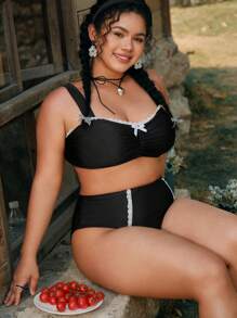 Swim Mod Ensemble maillot de bain 2 pièces pour femmes grandes tailles, vacances à la plage douces et mignonnes. Bretelles réglables noires, décoration de nœud floral en dentelle blanche - Noir - Voir 1