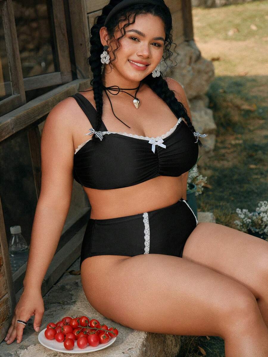 Swim Mod Ensemble maillot de bain 2 pièces pour femmes grandes tailles, vacances à la plage douces et mignonnes. Bretelles réglables noires, décoration de nœud floral en dentelle blanche - Noir - Voir 1