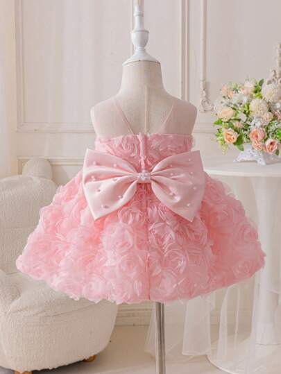 SHEIN Glamorique Kids 女婴粉色 3D 花卉蕾丝缎面泡泡袖背面蝴蝶结珍珠装饰派对礼服，适合婚礼、生日、周年纪念、表演