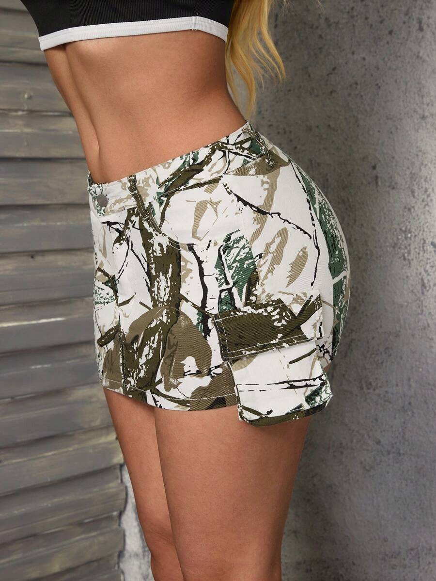SHEIN SXY تنورة مصغرة جينز مناسبة اللياقة بتصميم خط A للنساء، ذات طبعة كاموفلاج أمريكية، مناسبة للربيع والخريف