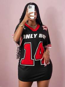 Slaydiva 2025新款音乐节运动街头春夏休闲街头V领露肩短袖14口号LogoONLY BABY图案黑底红条纹全身印花宽松针织面料女装小连衣裙 - 黑色 - 查看 3