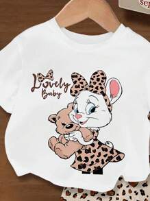 Conjunto de camiseta de manga corta con estampado gráfico de letras y pantalones abocinados con decoración en forma de corazón para bebé niña