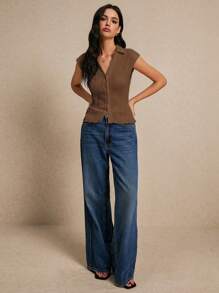 Poéselle 精致提花纹理粒面面料，极佳的简约造型和时尚的生菜边饰纽扣前纹理修身 V 领 T 恤，夏季度假季节 - 咖啡棕 - 查看 6