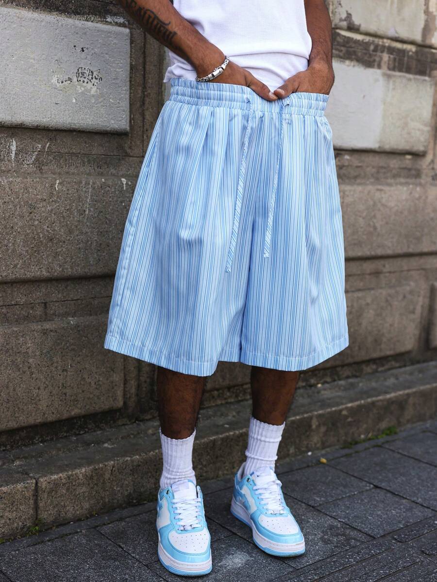 PAVTROS 男士街头运动风，灵感源自 INS，采用高街蓝色学院风竖条纹超宽松百慕大短裤设计。适合音乐节和日常穿着，是送给男朋友或老公的绝佳礼物。完美契合街头潮流和 Y2K 美学。男士夏季休闲条纹抽绳腰阔腿短裤、Y2K 男士服装、男士超大短裤、男士街头短裤、运动短裤、街头短裤、宽松短裤
