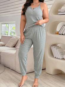 SHEIN Conjunto de pijama de talla grande con camisa de tirantes con botones a presión y estampado de rayas, y pantalones