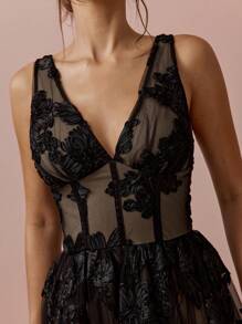 Enchnt 春夏浪漫女士黑色精致花卉刺绣贴花网眼 V 领无袖公主长裙，甜美优雅，适合度假、约会、节日、派对、毕业典礼、婚礼宾客和宴会，舞会礼服，女士夏装，女士太阳裙，夏装，优雅派对礼服 - 黑色 - 查看 2