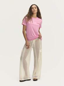 Nöista Camiseta rosa con diseño minimalista y letras sutiles, perfecta para un uso diario relajado, para capas o combinar con vaqueros para un look atemporal. - Rosa - Ver 1