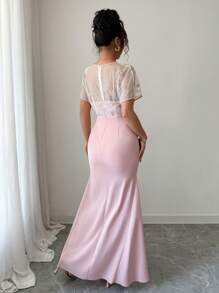 Rafferiza Vestido de manga corta con cuello en V para el verano con detalles en contraste de malla y bordados, ajuste delgado para ropa de resort