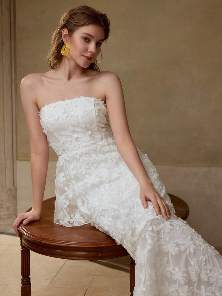 VESTIDO CON APLICACIONES DE FLOR Y VOLANTES EN CAPAS