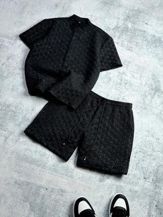 Manfinity Hypemode Conjunto de camiseta de manga corta y pantalones cortos de estilo casual diario para hombres, inspirado en INS, con cuello alto y textura jacquard de cielo nocturno. Su acabado brillante y cierre de botones lo hacen perfecto para festivales de música, vacaciones en la playa de Hawái y uso diario. También es un gran regalo para un novio o esposo. Conjunto de pantalones cortos para hombres, conjunto de dos piezas para hombres, conjunto de camisa de manga corta y pantalones cortos con textura de lámina de plata para hombres, conjunto de dos piezas para hombres