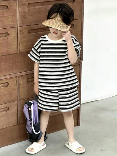 DAZY 2 件套幼儿男童条纹圆领短袖 T 恤和短裤套装，夏季