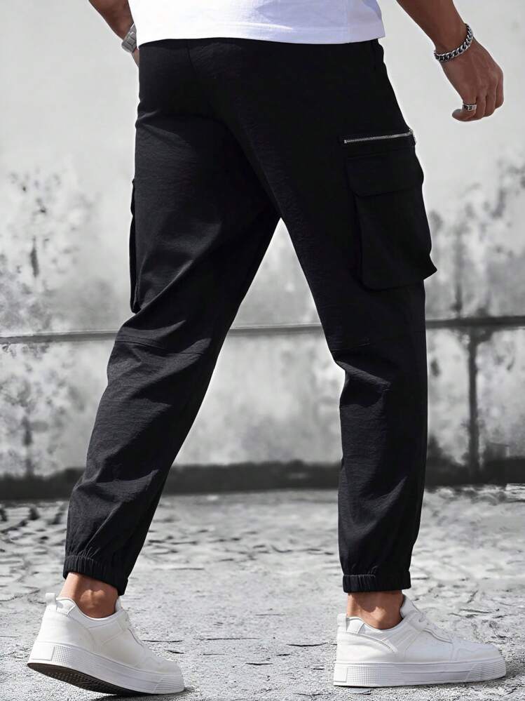 Manfinity LEGND Pantalones cargo casuales para hombres con bolsillos con solapa y cintura con cordón, versátiles y prácticos, se pueden adaptar fácilmente a diferentes ocasiones y necesidades de uso. Cómodos y fáciles de ajustar la tensión, se adaptan a varias formas corporales, adecuados para una variedad de estilos de uso. Apropiados para ocio diario, viajes de fin de semana, actividades al aire libre, aventuras de viaje, ambientes laborales relajados u ocasiones semi-formales. - Negro - Añade 3