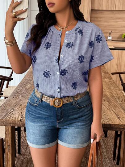 SHEIN Clasi Camisa de manga corta con estampado floral para mujer de talla grande, estampado aleatorio