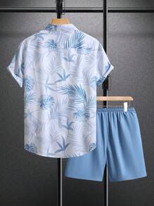 Manfinity RSRT 男士夏威夷叶印花衬衫和短裤套装，夏季度假舒适装 - 霧霾藍 - 查看 2