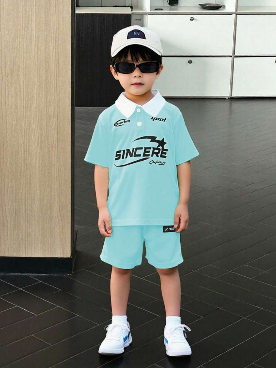 SHEIN 2 件套年轻男孩休闲标语印花半拉链短袖 Polo 衫和短裤套装，适合日常休闲、运动、学校、户外、春夏季