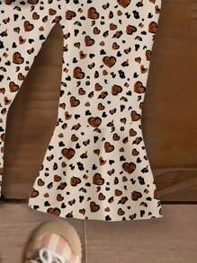Conjunto de camiseta de manga corta con estampado gráfico de letras y pantalones abocinados con decoración en forma de corazón para bebé niña