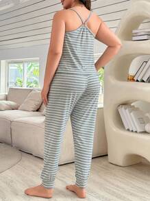 SHEIN Conjunto de pijama de talla grande con camisa de tirantes con botones a presión y estampado de rayas, y pantalones