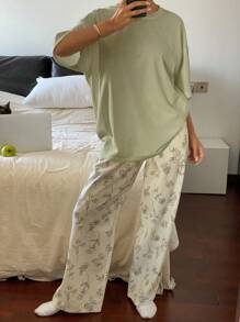 Livesso Conjunto de ropa de dormir con top de camiseta suelta de unicolor y pantalones de pijama con estampado floral de dibujo de línea en toda la prenda