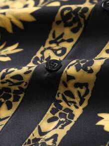 Manfinity Homme Conjunto de camisa de manga corta con estampado todo sobre y pantalones cortos con cordón en la cintura para hombres de talla grande