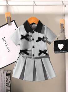 Souflis Souflis Ensemble pour fille bambin et tout-petit de style coréen décontracté, blouse courte grise avec décorations de nœud noir et jupe plissée grise. Convient pour le port quotidien, les vacances, les séances photo, le printemps/été, tailles de 3 mois à 3 ans