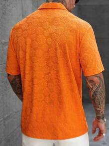 OTTIMOZO 男士度假休闲风格，采用INS风设计，以精致的雏菊和向日葵图案点缀于毛绒针织提花上。这款橙色短袖休闲衬衫采用纽扣前开襟设计，非常适合音乐节、热带海滨度假（例如夏威夷）以及日常穿着。它也是送给男朋友或老公的绝佳礼物。男士橙色纹理图案提花衬衫、复古男士衬衫、男士夏季衬衫、男士春季衬衫、男士复古衬衫 - 橘色 - 查看 3