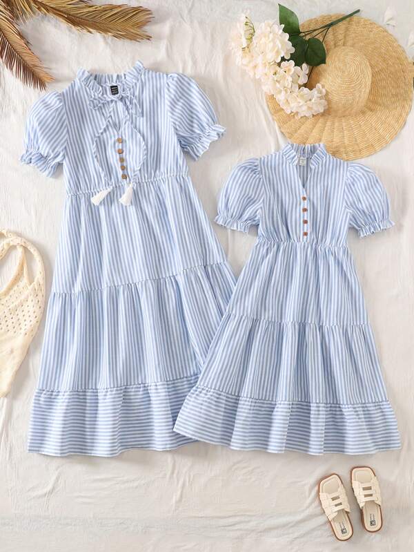 SHEIN Robe décontractée de villégiature bleu et blanc rayée pour préadolescentes, col montant, manches bouffantes, décoration de boutons frontaux, taille empatée, superposée en A, adaptée pour le printemps/été, assorti mère-fille (2 pièces vendues séparément)