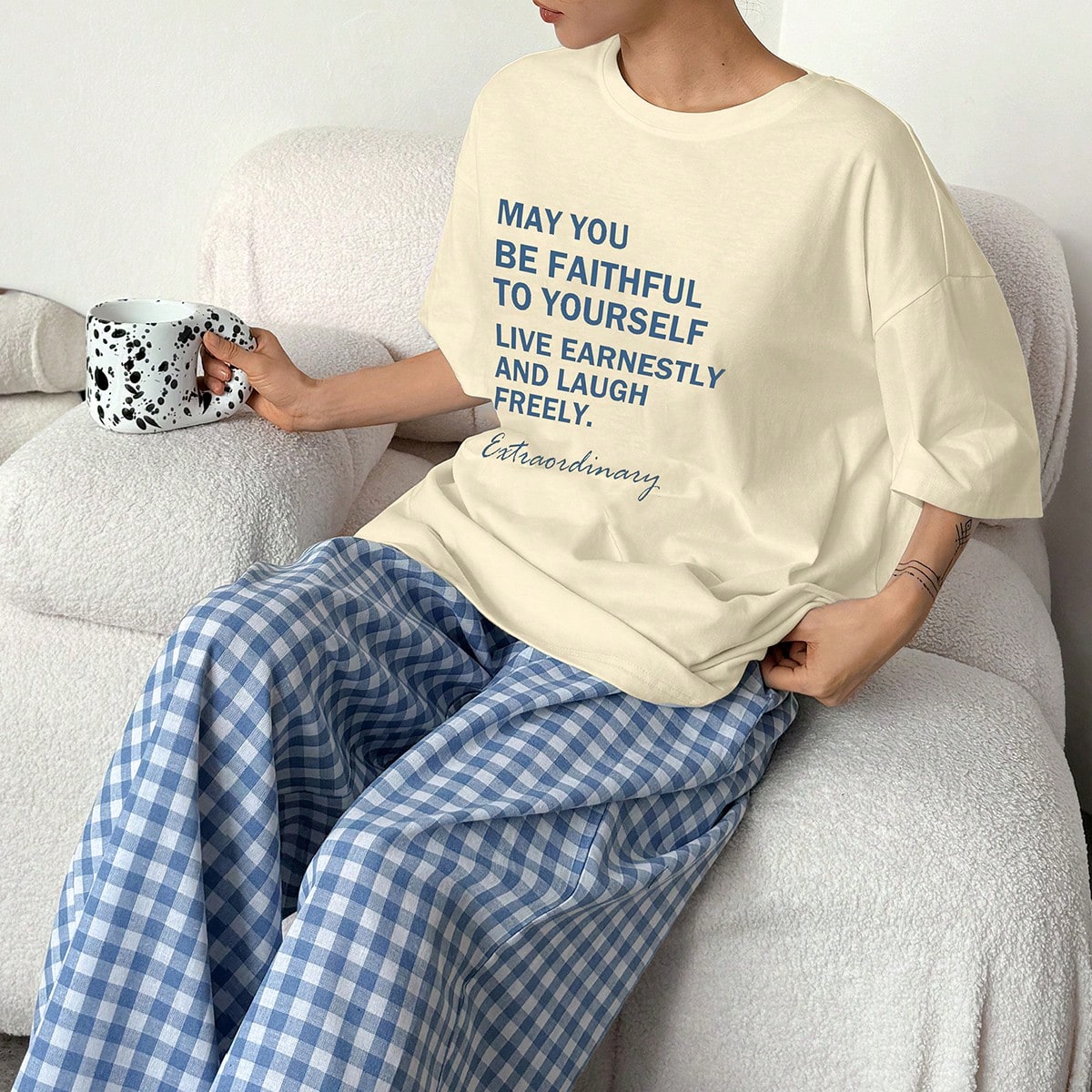 Conjunto de pijama con camiseta holgada con estampado gráfico de letras y pantalones rectos a cuadros