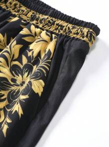 Manfinity Homme Conjunto de camisa de manga corta con estampado todo sobre y pantalones cortos con cordón en la cintura para hombres de talla grande