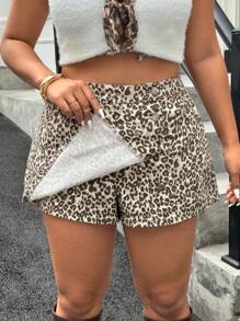 SHEIN ICON Falda-short vaquera informal con panel frontal estampado de leopardo para mujer talla grande