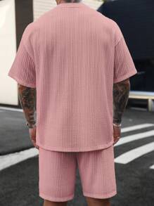 Manfinity Homme 男士度假休闲风格，采用 INS 风春夏橙色毛圈布花卉短袖衬衫和短裤套装，饰以向日葵和雏菊图案，是音乐节、夏威夷海滩度假和日常穿着的完美之选。也是送给男朋友或老公的绝佳礼物。男士短裤套装，男士两件套，男士 T 恤套装，男士提花针织 T 恤，简约时尚，适合夏季男士两件套休闲两件套男士两件套夏季 - 粉色 - 查看 2