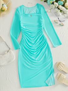 Robe bleu clair pour femme, avec des incrustations en maille transparente pour un look léger et dynamique. Les manches longues confèrent une apparence élégante. Le détail de la taille élastique met subtilement en valeur la silhouette, soulignant les courbes gracieuses. Convient pour les occasions quotidiennes, les rendez-vous ou les événements pour mettre en avant une délicate féminité. - Bleu ciel - Voir 1
