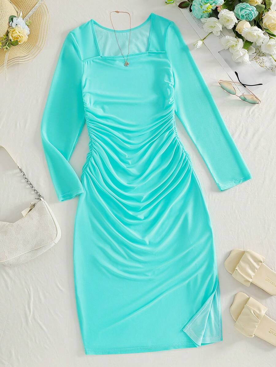 Robe bleu clair pour femme, avec des incrustations en maille transparente pour un look léger et dynamique. Les manches longues confèrent une apparence élégante. Le détail de la taille élastique met subtilement en valeur la silhouette, soulignant les courbes gracieuses. Convient pour les occasions quotidiennes, les rendez-vous ou les événements pour mettre en avant une délicate féminité. - Bleu ciel - Voir 1