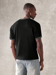 SUMWON Camiseta gráfica de estilo urbano moderno con logotipo de texto relajado, cuello de tripulación de mezcla de algodón, prenda esencial de verano para vestimenta urbana casual