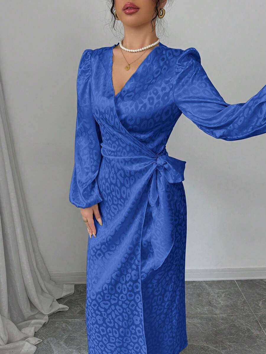 Modelyn Robe fourreau à manches longues bleu marine avec imprimé léopard, col croisé et ceinture à nouer en satin jacquard pour femmes