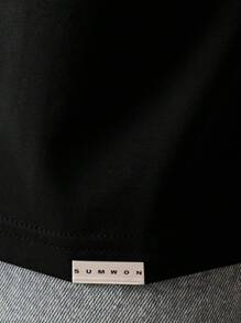 SUMWON Camiseta gráfica de estilo urbano moderno con logotipo de texto relajado, cuello de tripulación de mezcla de algodón, prenda esencial de verano para vestimenta urbana casual